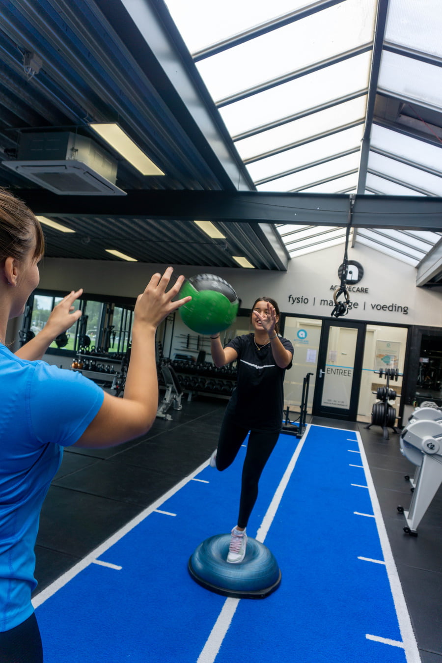 Heen en weer gooien bal